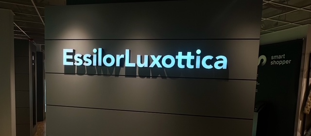 Ljusskylt – Essilor Luxottica